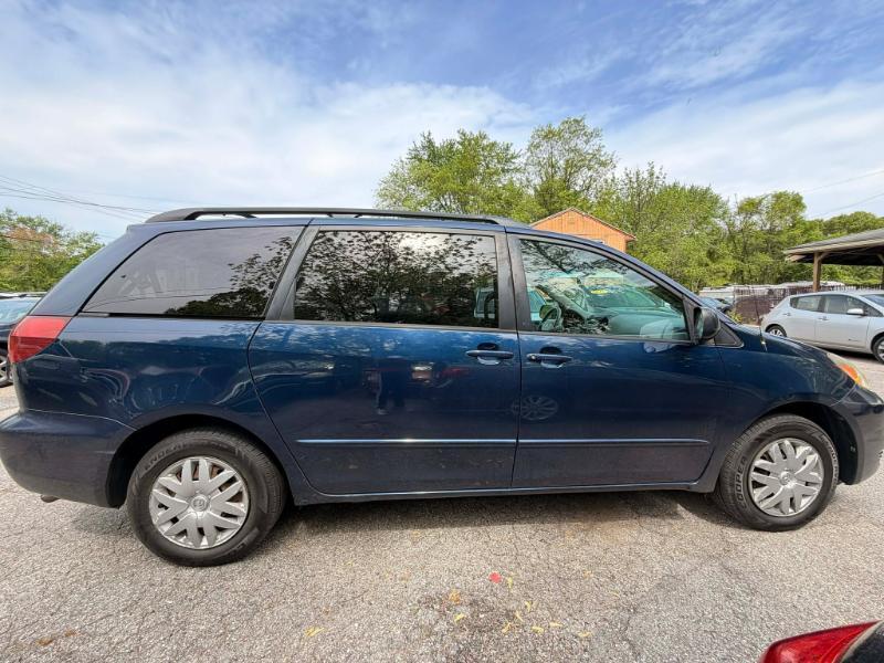 Toyota Sienna LE - 7 Passenger Seating 2005