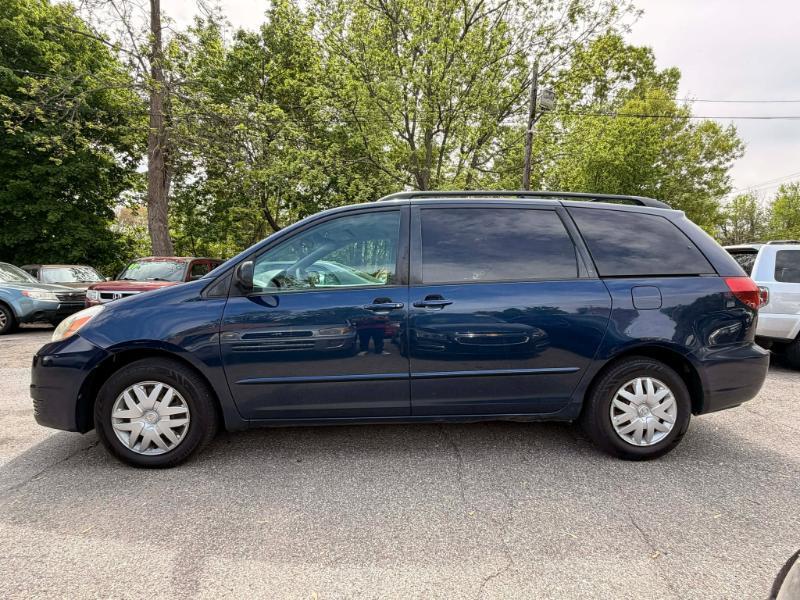 Toyota Sienna LE - 7 Passenger Seating 2005