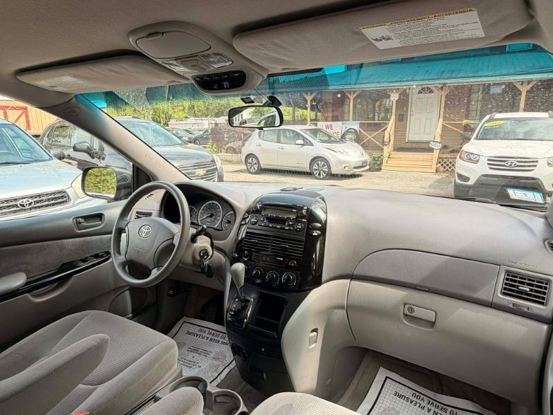 Toyota Sienna LE - 7 Passenger Seating 2005