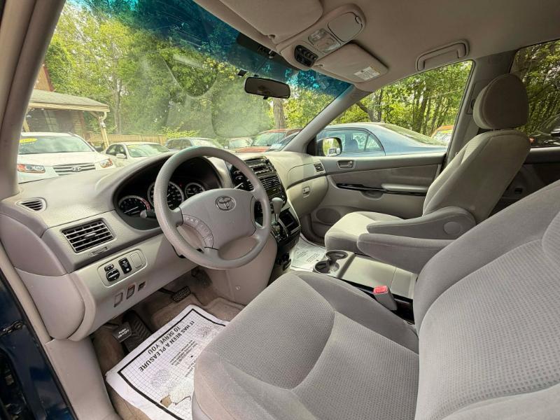 Toyota Sienna LE - 7 Passenger Seating 2005