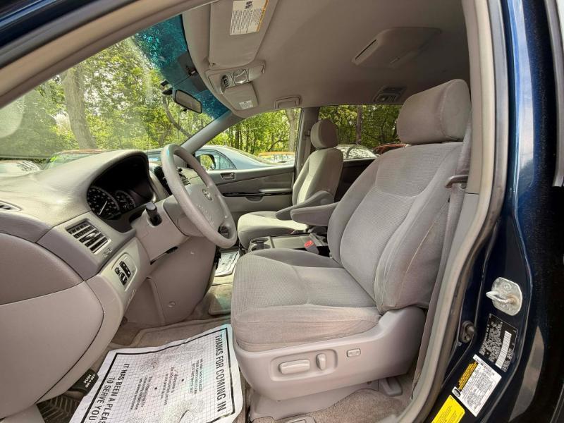 Toyota Sienna LE - 7 Passenger Seating 2005