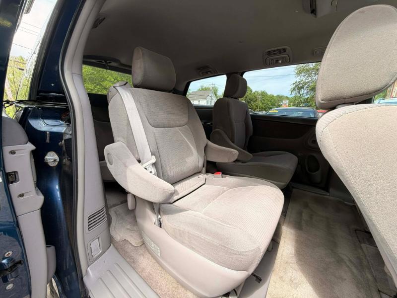 Toyota Sienna LE - 7 Passenger Seating 2005