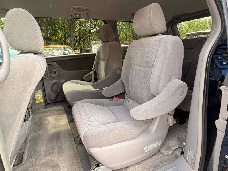 Toyota Sienna LE - 7 Passenger Seating 2005