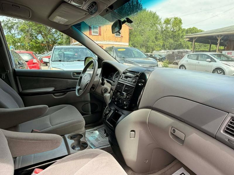 Toyota Sienna LE - 7 Passenger Seating 2005