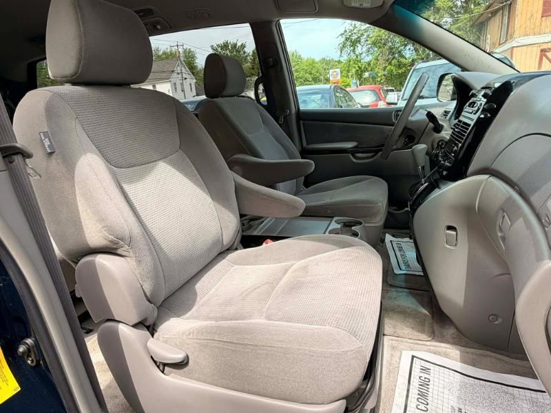 Toyota Sienna LE - 7 Passenger Seating 2005