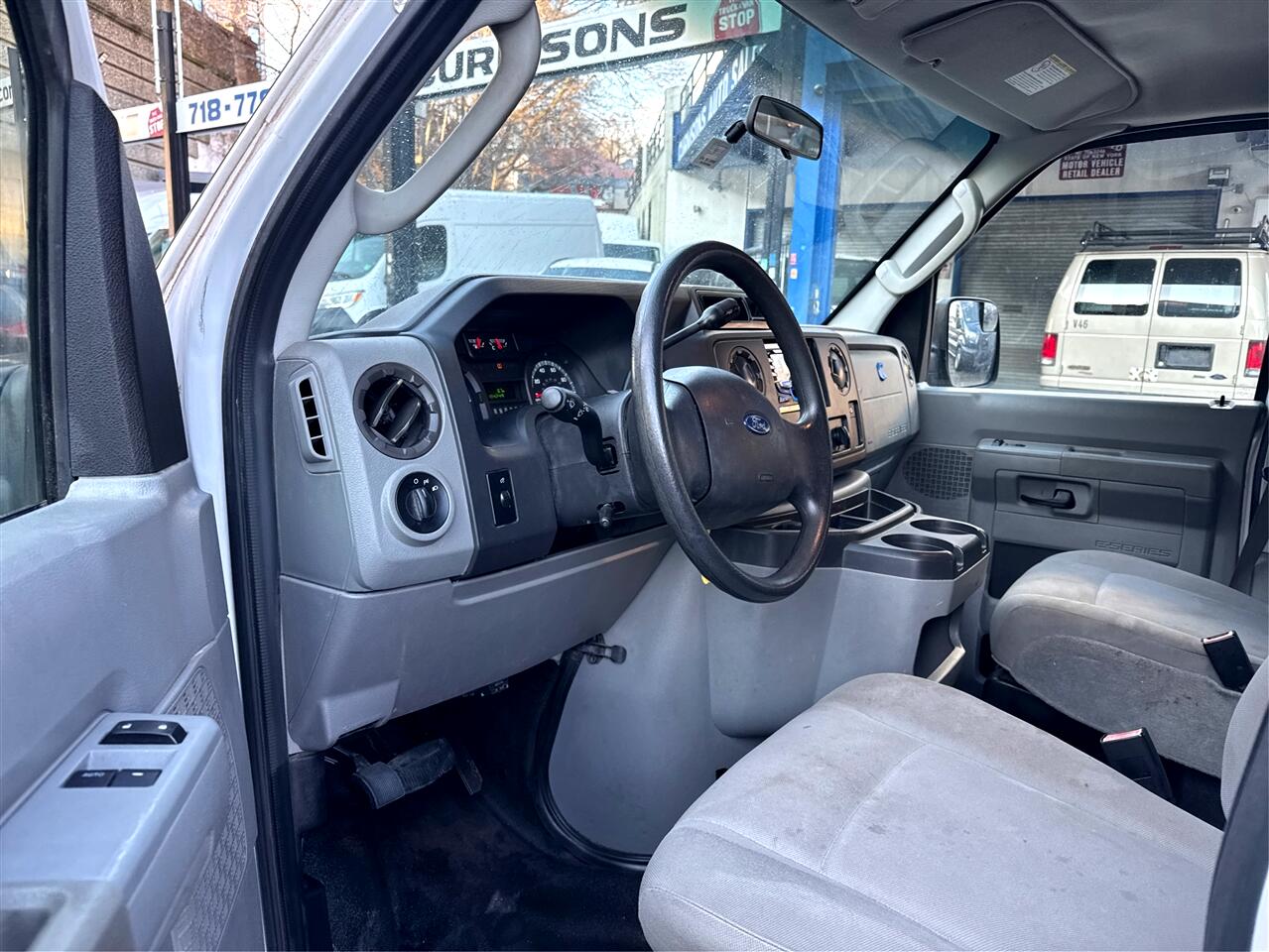 Ford Econoline Wagon E-350 Super Duty XLT 2012