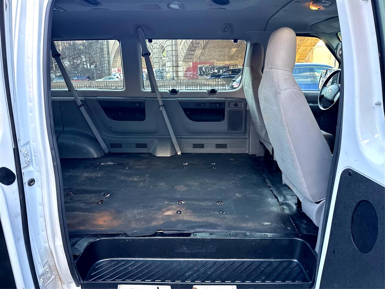 Ford Econoline Wagon E-350 Super Duty XLT 2012