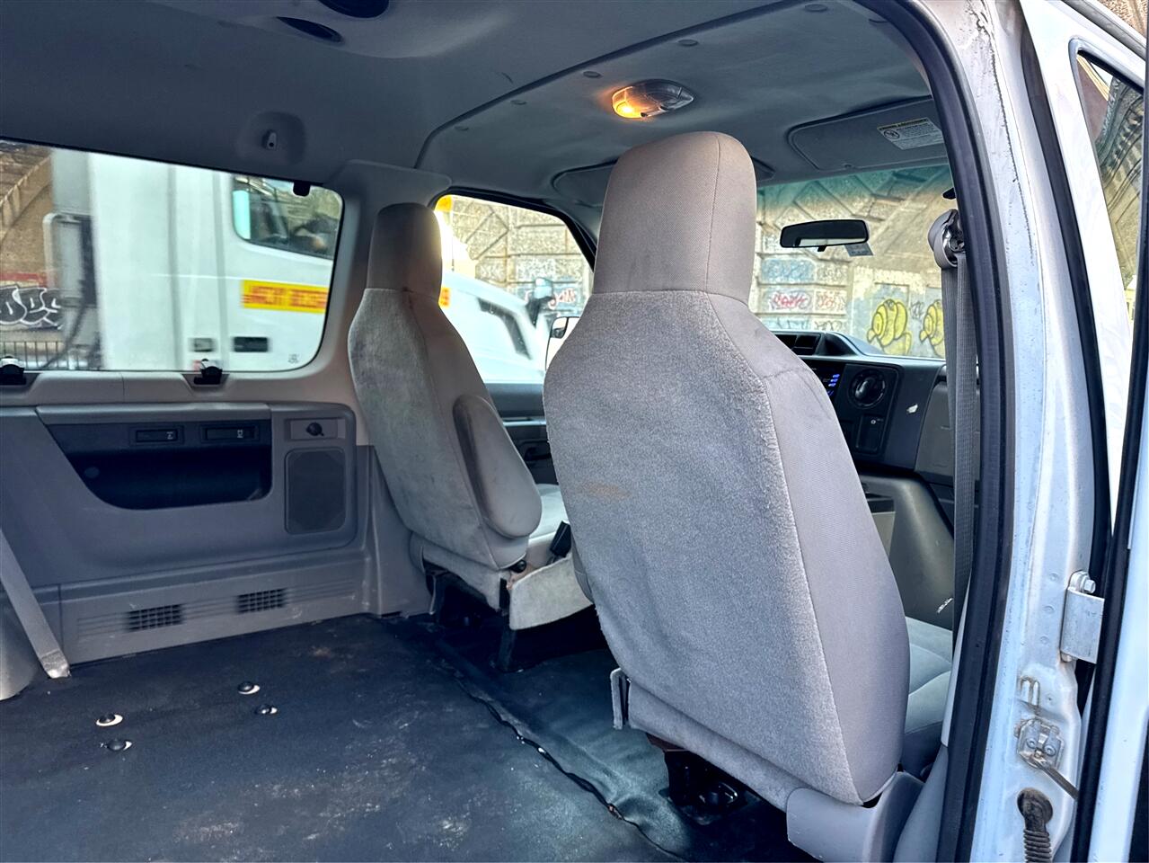 Ford Econoline Wagon E-350 Super Duty XLT 2012