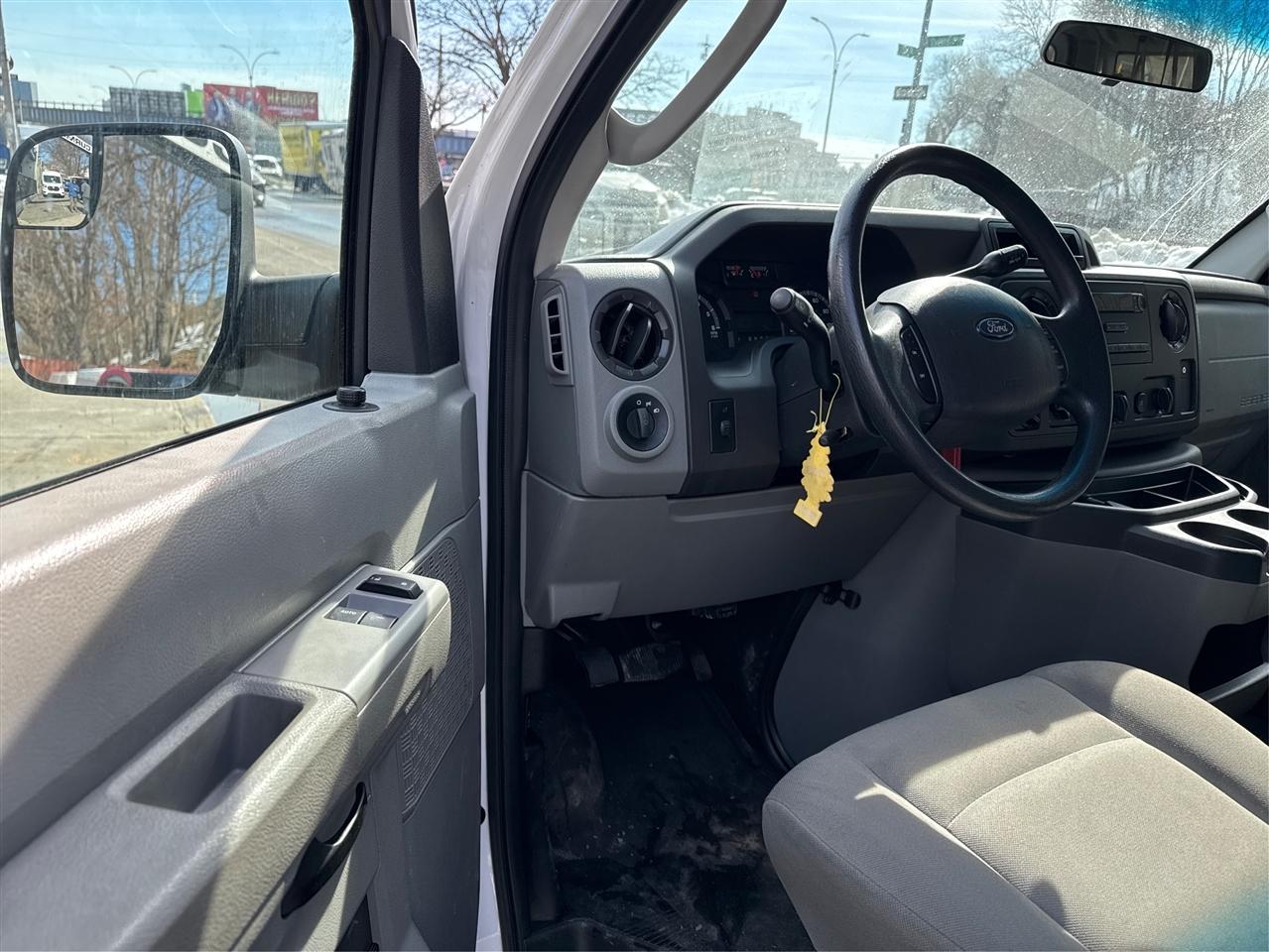 Ford Econoline Wagon E-350 Super Duty XL 2013