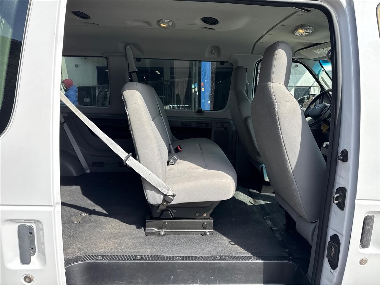 Ford Econoline Wagon E-350 Super Duty XL 2013