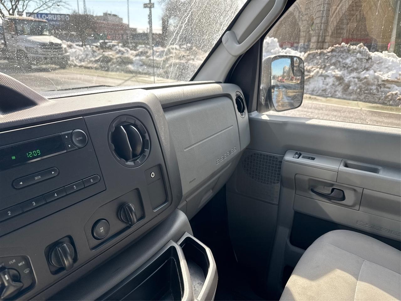 Ford Econoline Wagon E-350 Super Duty XL 2013