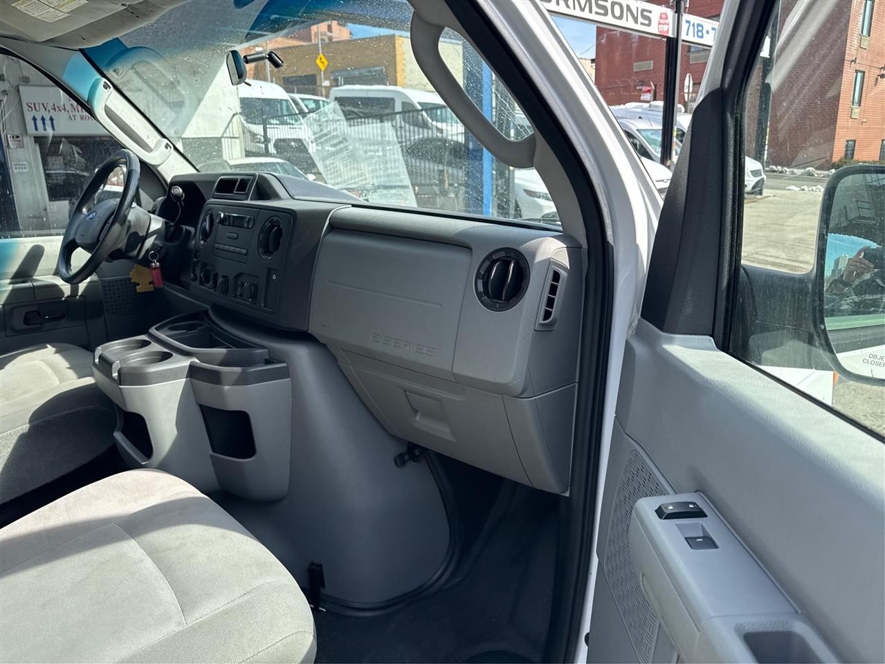 Ford Econoline Wagon E-350 Super Duty XL 2013