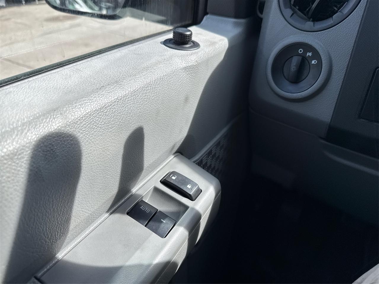 Ford Econoline Wagon E-350 Super Duty XL 2013