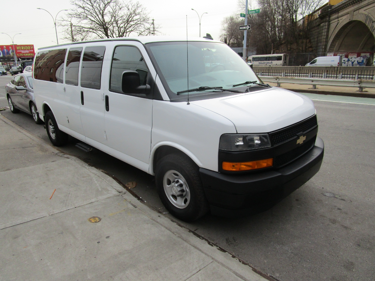 Chevrolet Express Passenger RWD 3500 155" LS 2018