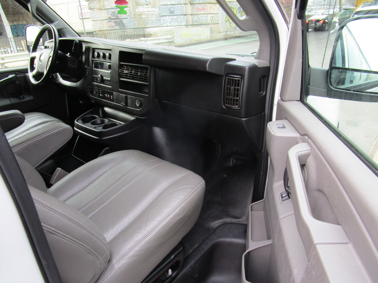 Chevrolet Express Passenger RWD 3500 155" LS 2018