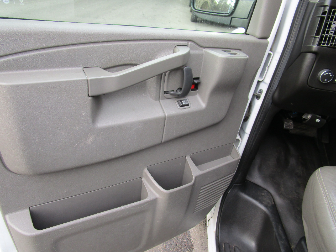 Chevrolet Express Passenger RWD 3500 155" LS 2018