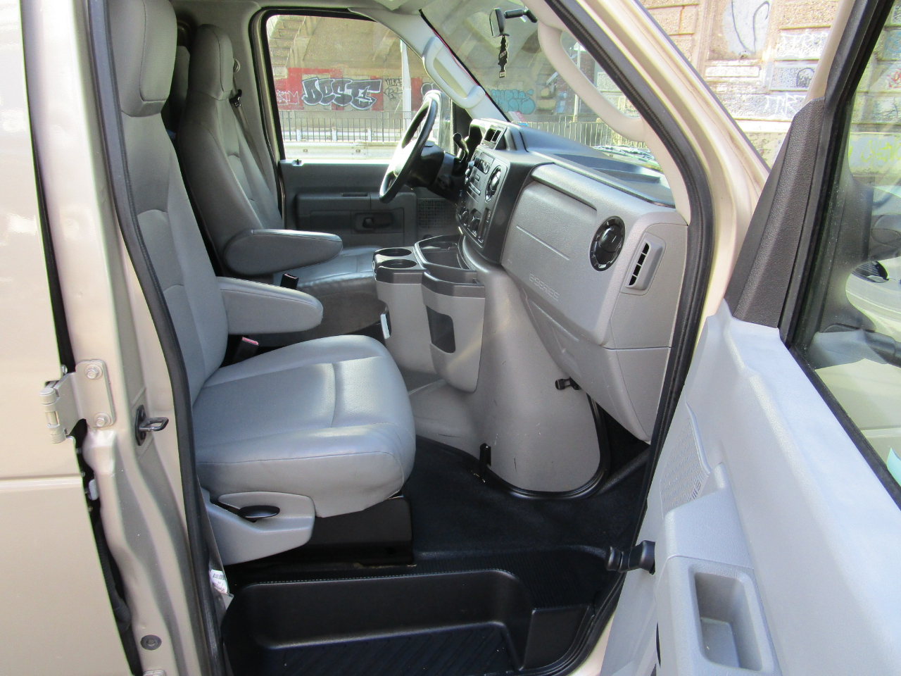 Ford Econoline Cargo Van E-150 Commercial 2014