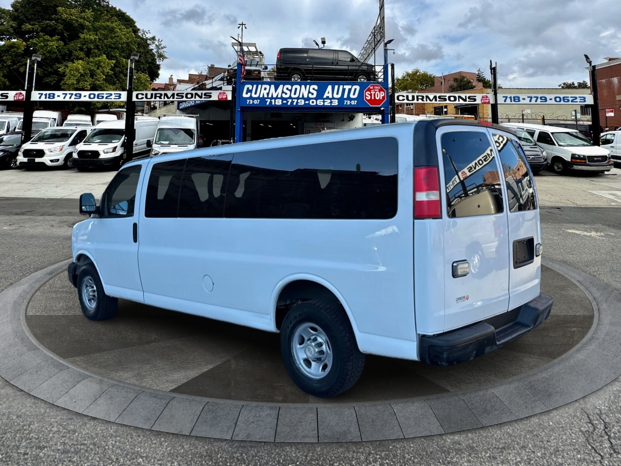 Chevrolet Express Passenger RWD 3500 155" 1LS 2011