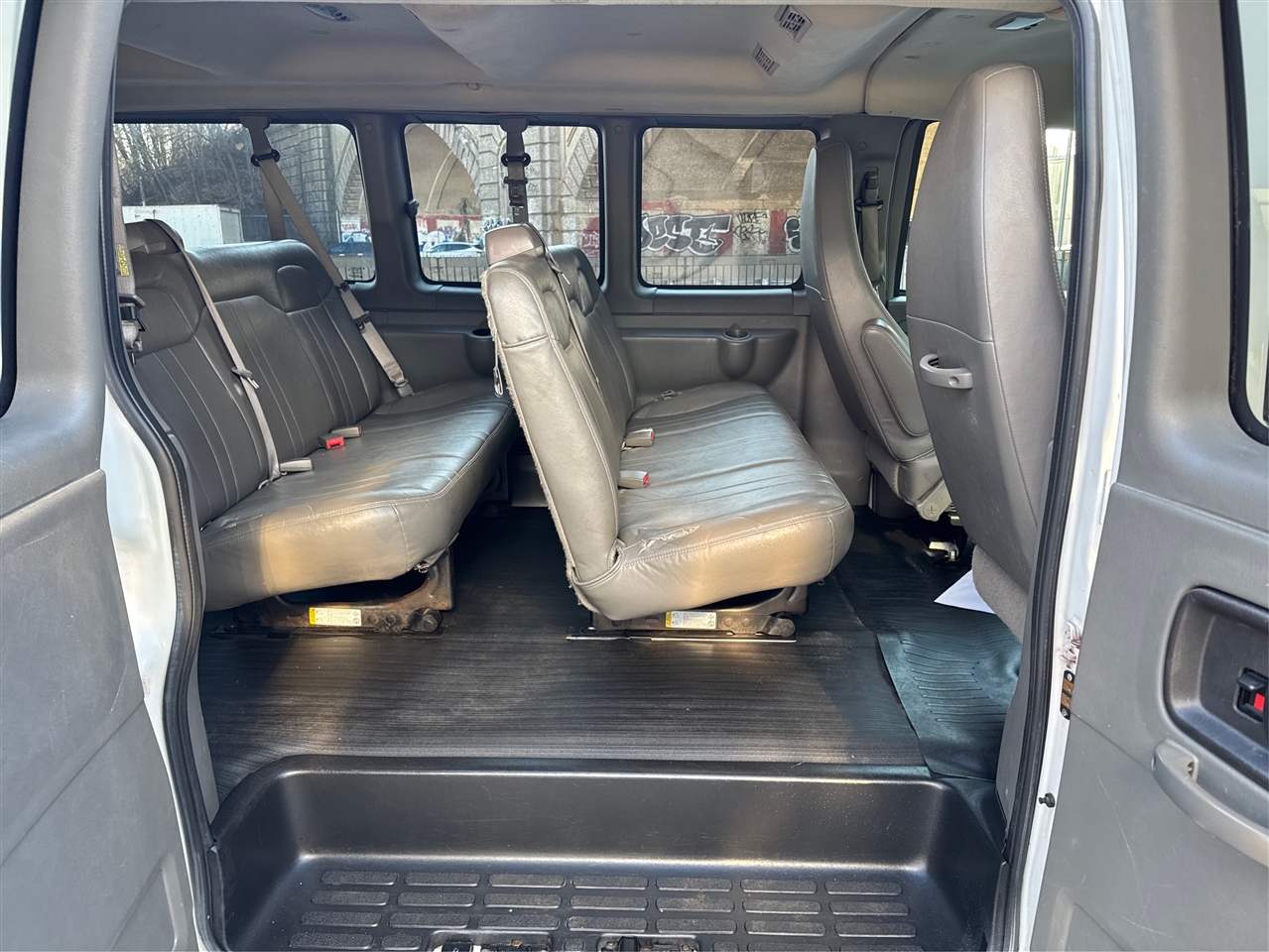 Chevrolet Express Passenger RWD 3500 155" 1LS 2011