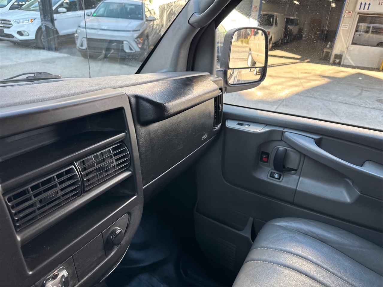 Chevrolet Express Passenger RWD 3500 155" 1LS 2011