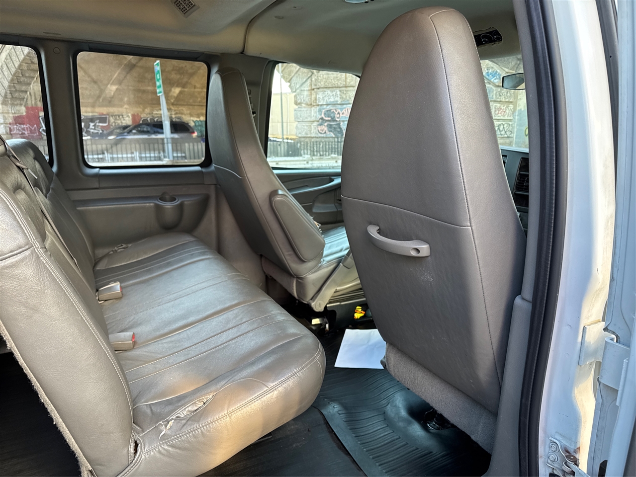 Chevrolet Express Passenger RWD 3500 155" 1LS 2011