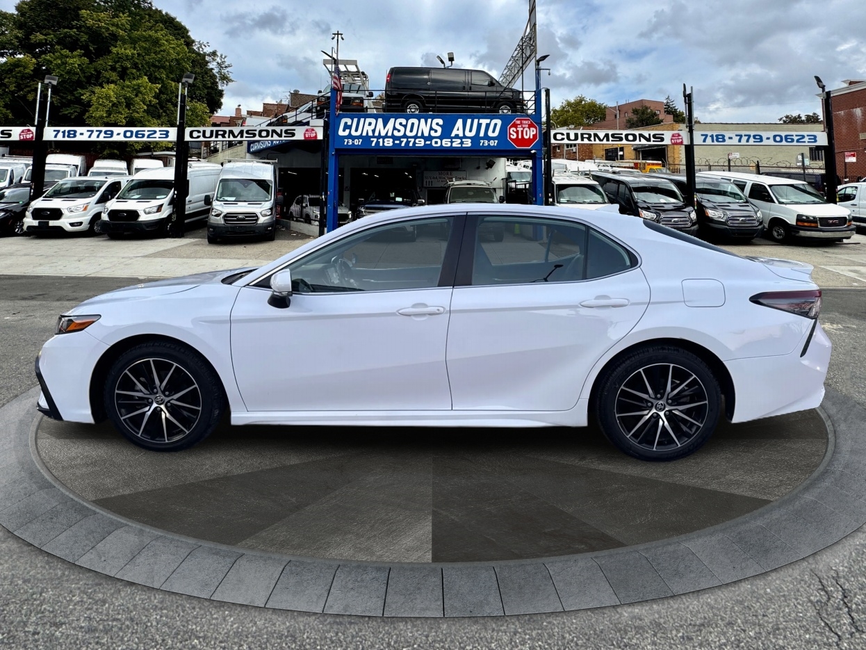 Toyota Camry Hybrid SE Nightshade CVT (Natl) 2023