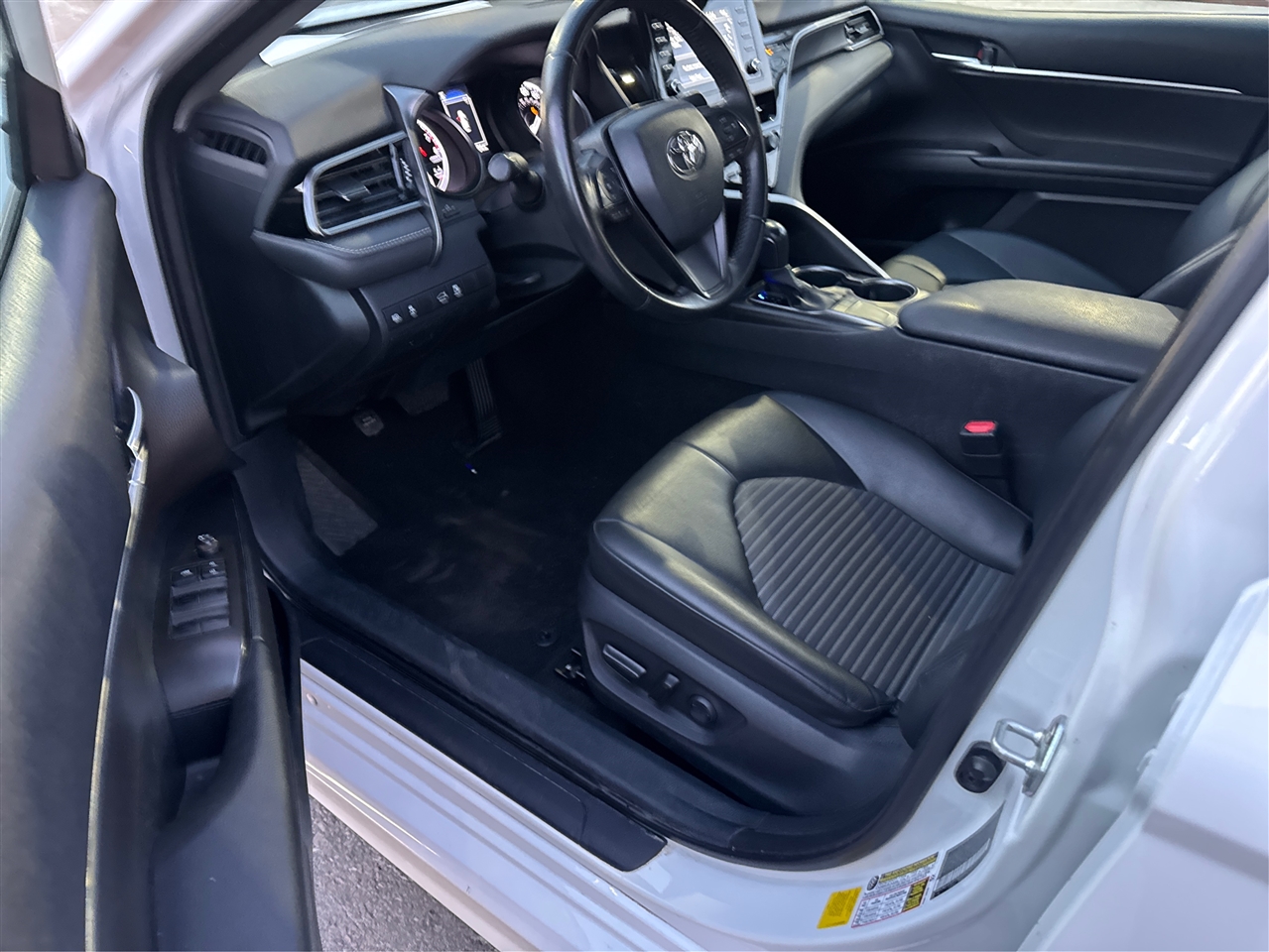 Toyota Camry Hybrid SE Nightshade CVT (Natl) 2023