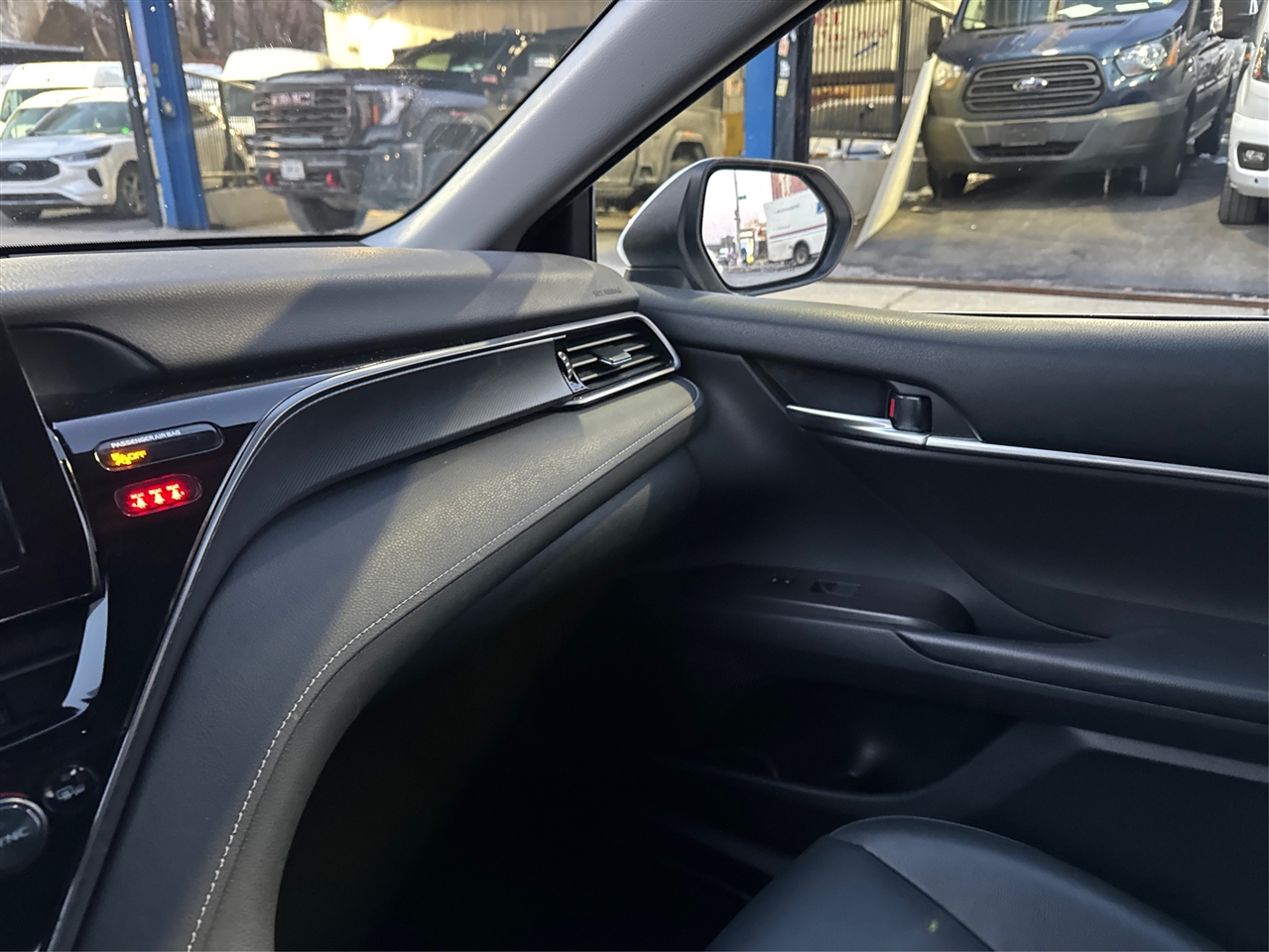 Toyota Camry Hybrid SE Nightshade CVT (Natl) 2023