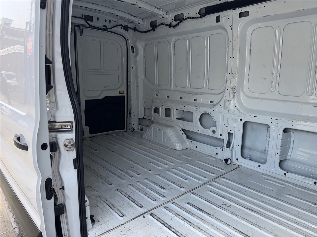 Ford Transit Cargo Van T-250 130" Med Rf 9070 GVWR RWD 2023