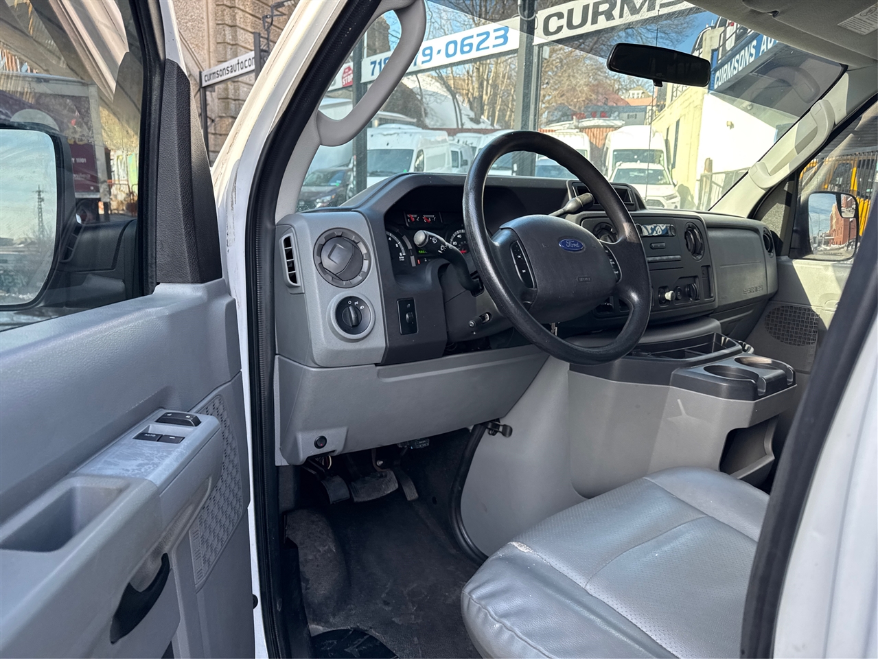 Ford Econoline Wagon E-350 Super Duty Ext XL 2010