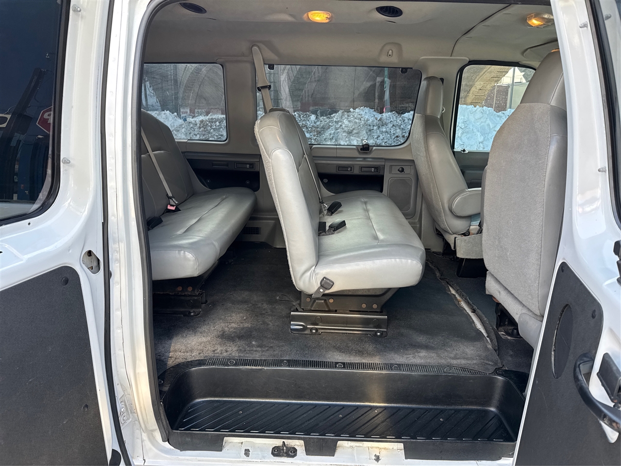 Ford Econoline Wagon E-350 Super Duty Ext XL 2010