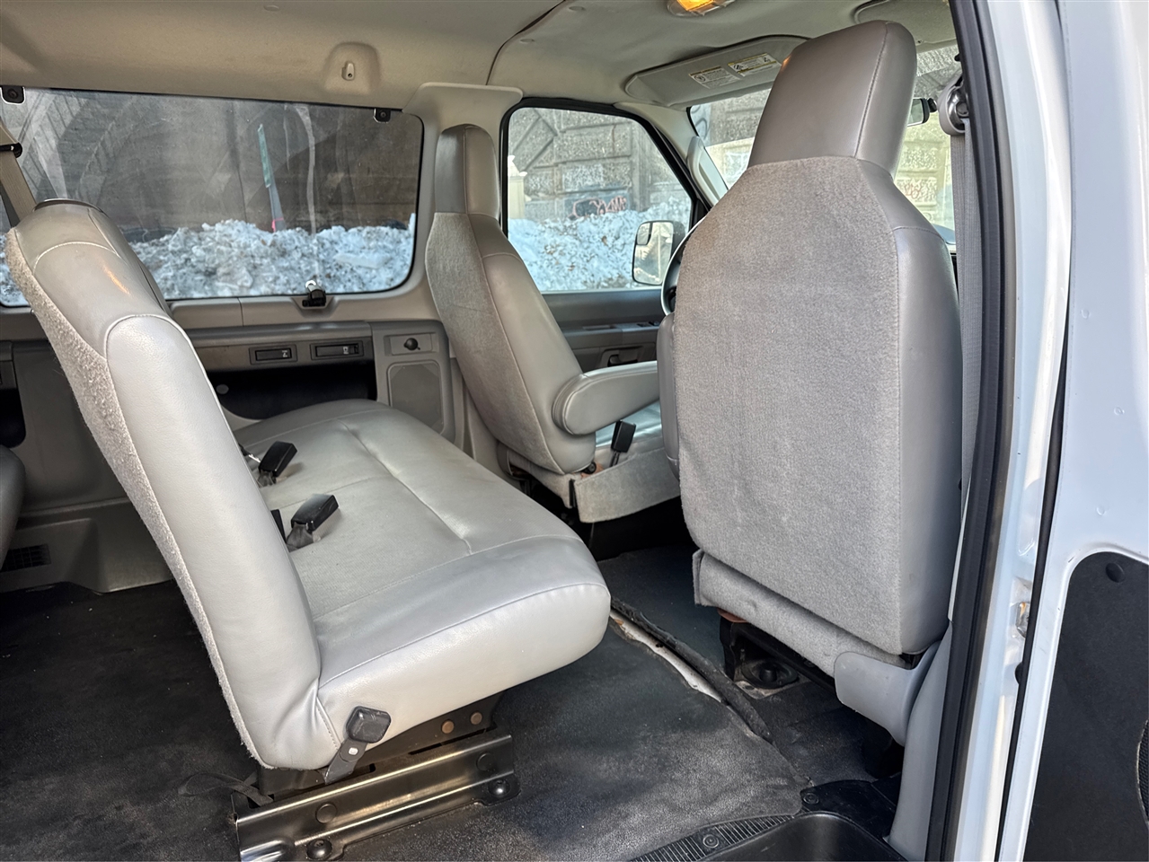 Ford Econoline Wagon E-350 Super Duty Ext XL 2010