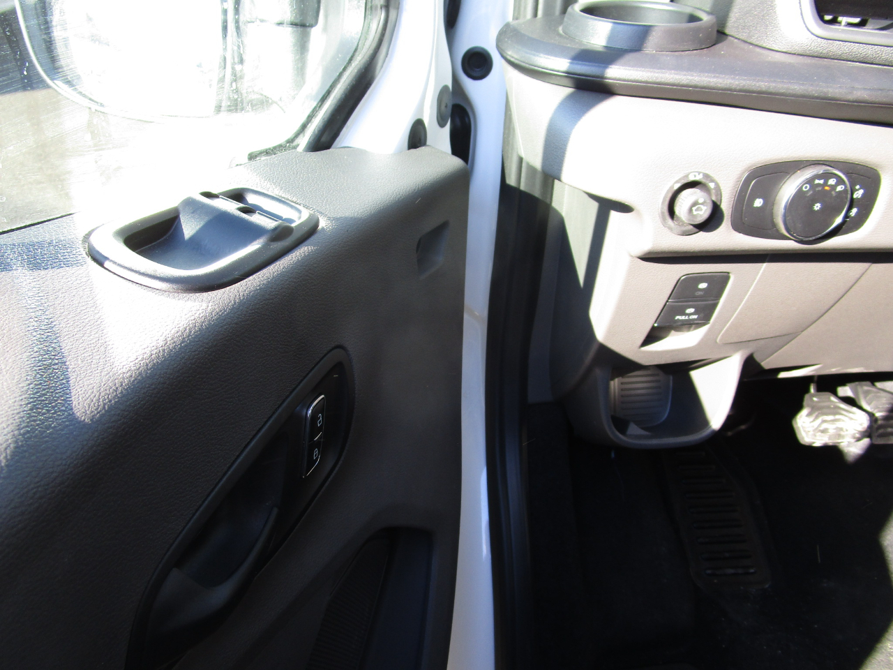 Ford Transit Passenger Wagon T-350 148" Med Roof XLT RWD 2026