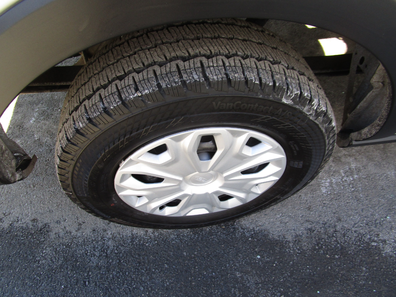 Ford Transit Passenger Wagon T-350 148" Med Roof XLT RWD 2026