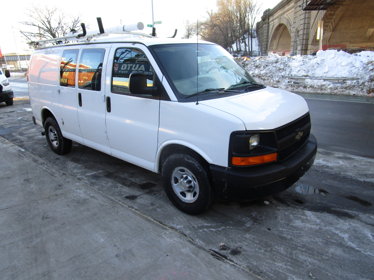 Chevrolet Express Cargo Van RWD 2500 135" 2011