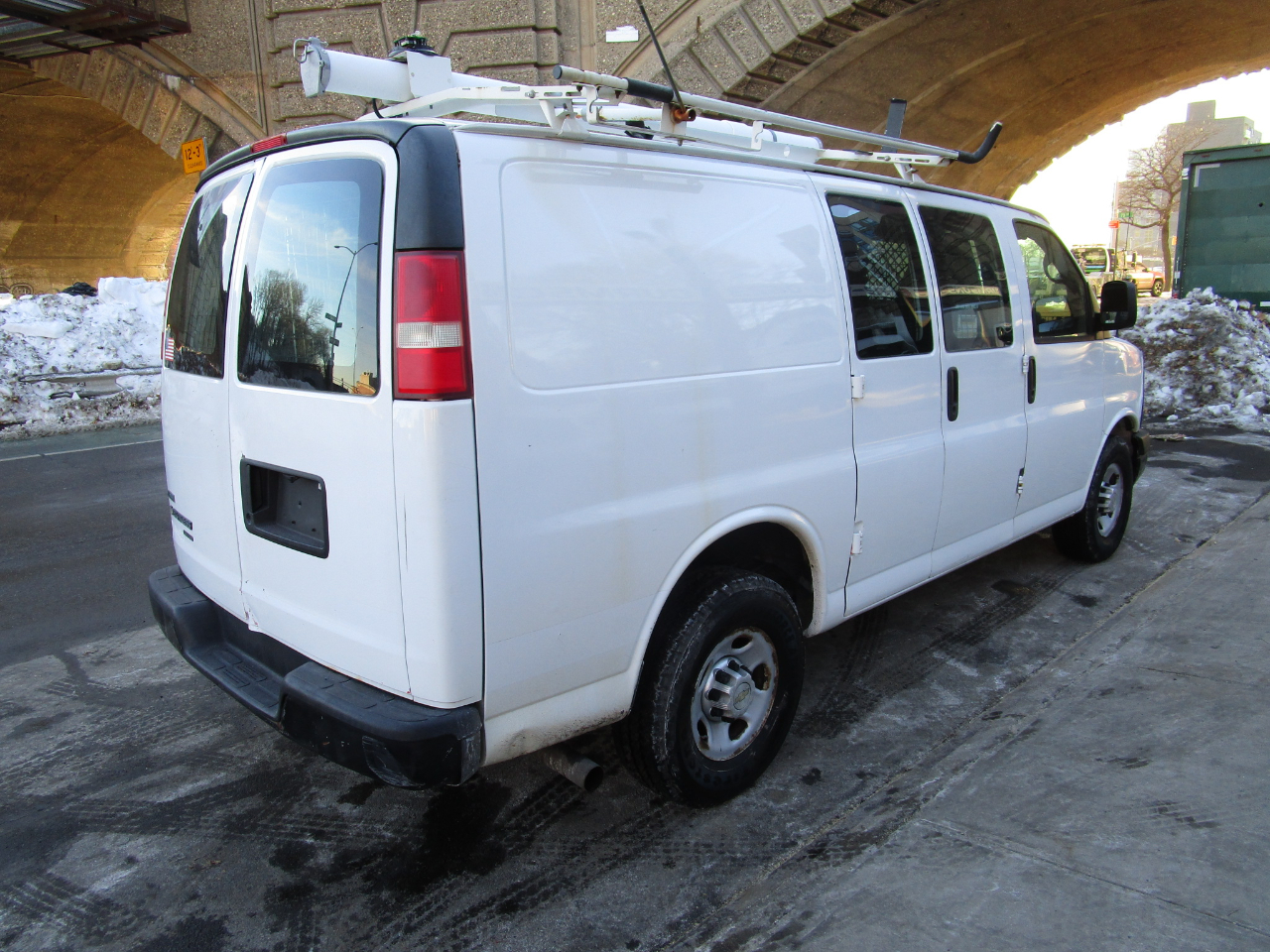 Chevrolet Express Cargo Van RWD 2500 135" 2011