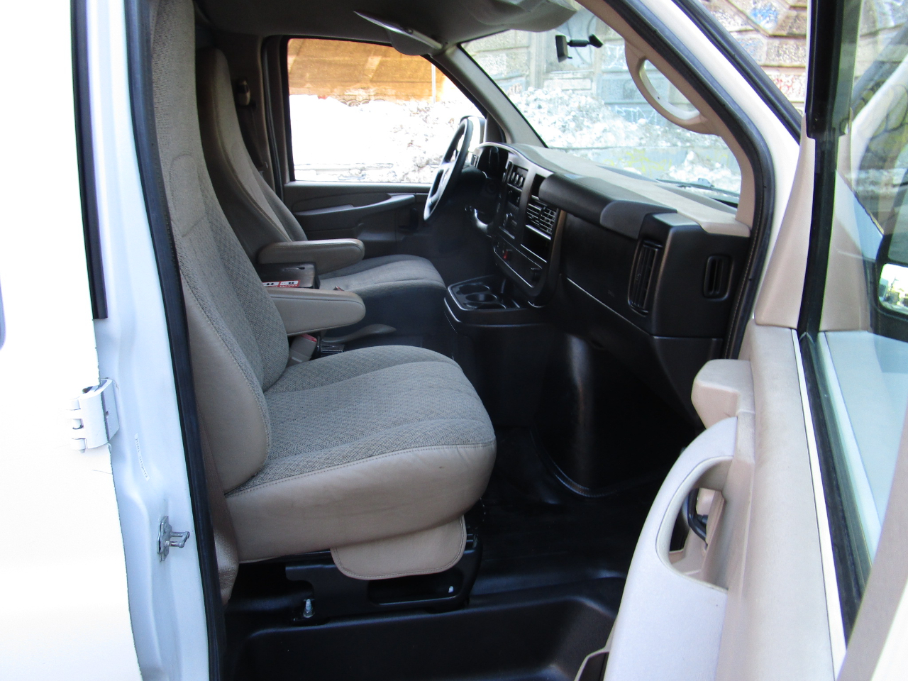 Chevrolet Express Cargo Van RWD 2500 135" 2011