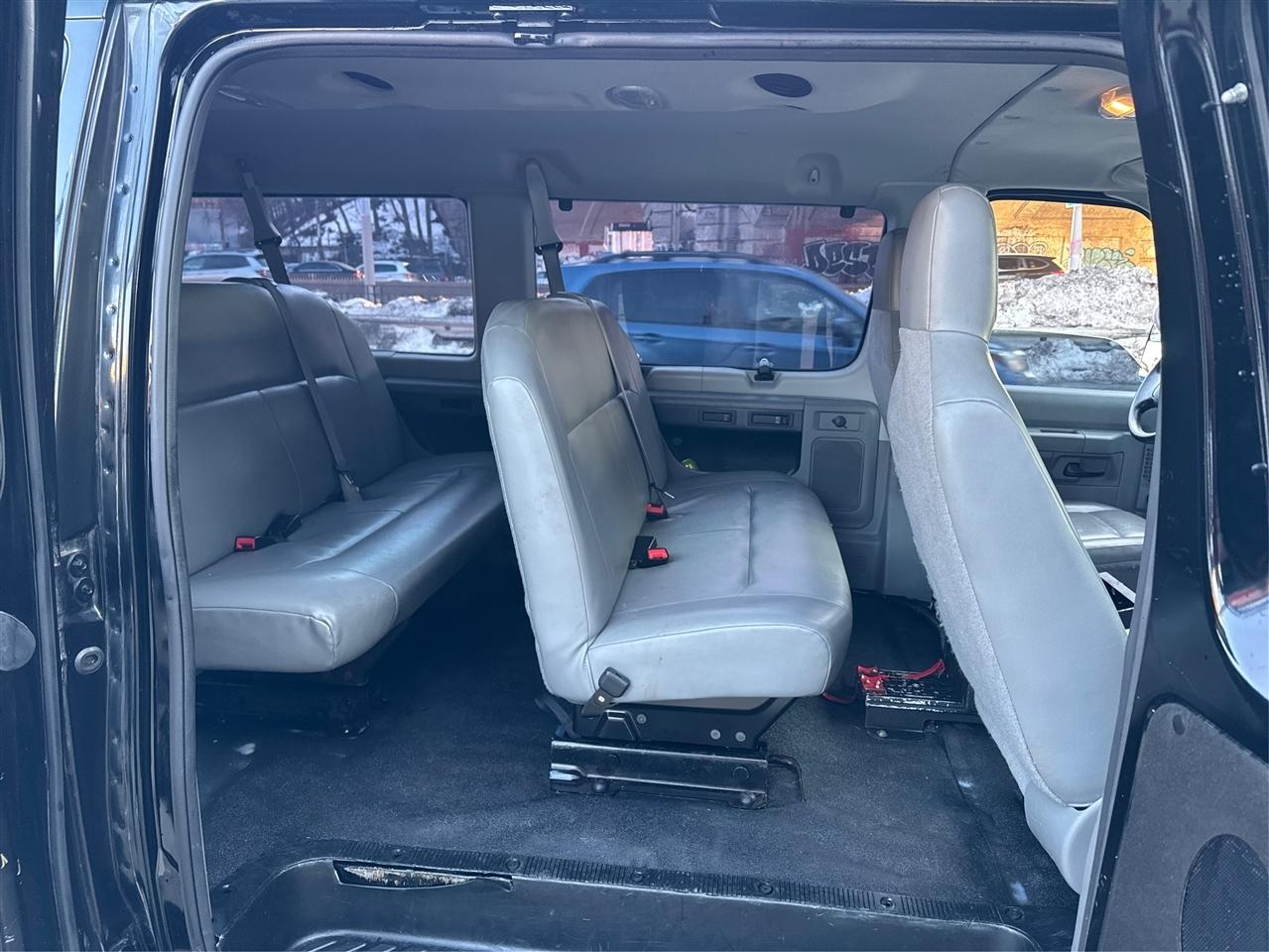 Ford Econoline Wagon E-350 Super Duty Ext XL 2010