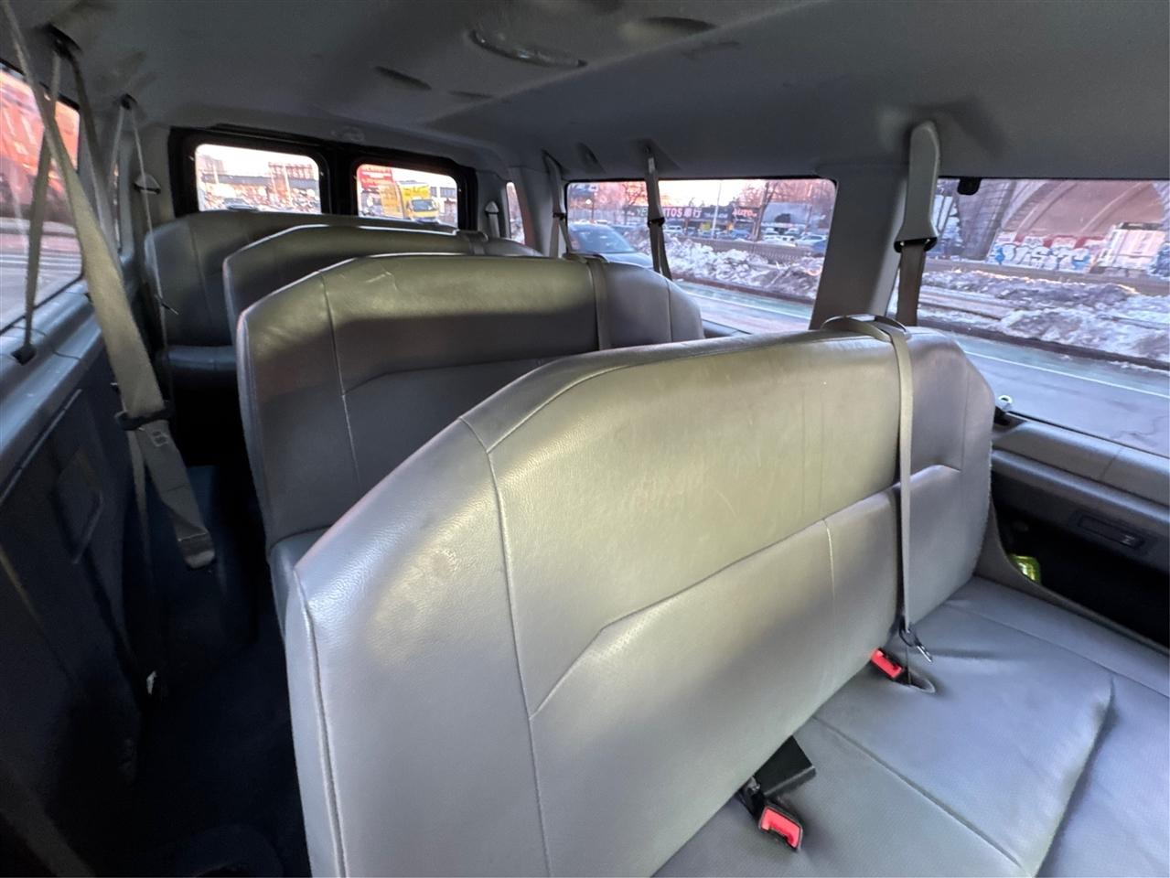 Ford Econoline Wagon E-350 Super Duty Ext XL 2010