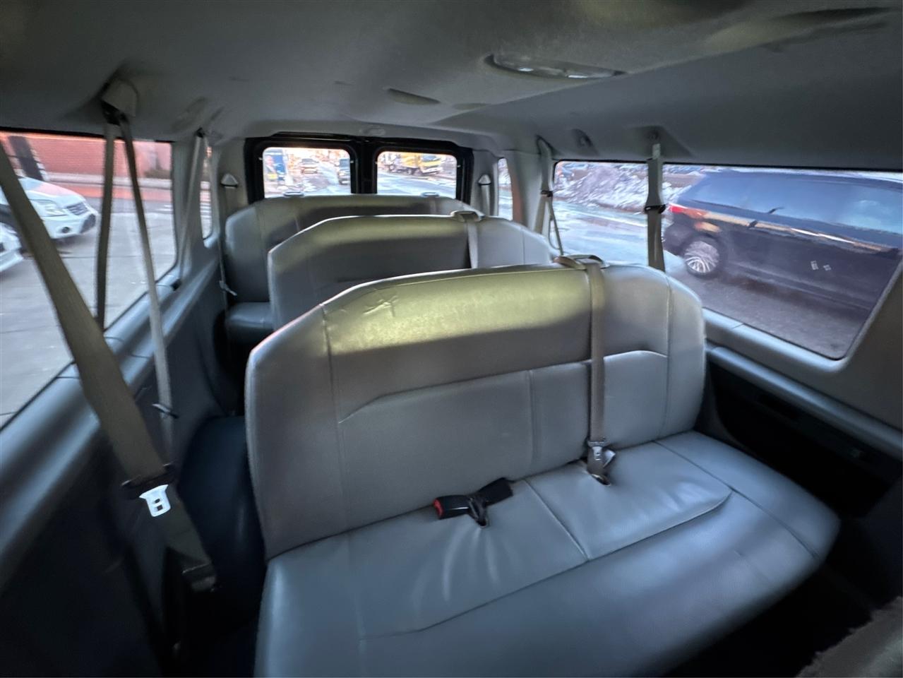 Ford Econoline Wagon E-350 Super Duty Ext XL 2010