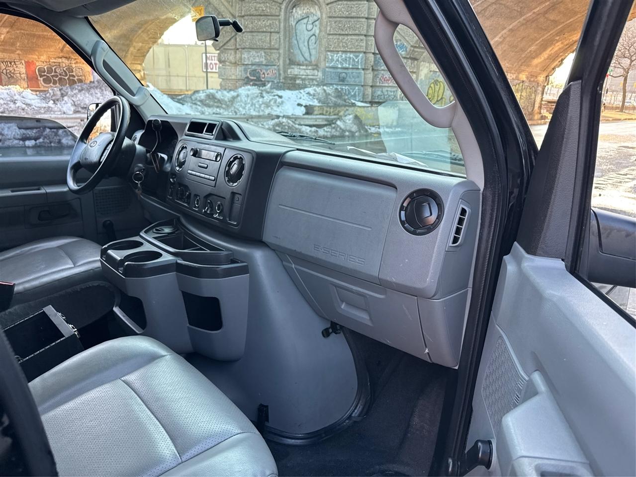 Ford Econoline Wagon E-350 Super Duty Ext XL 2010