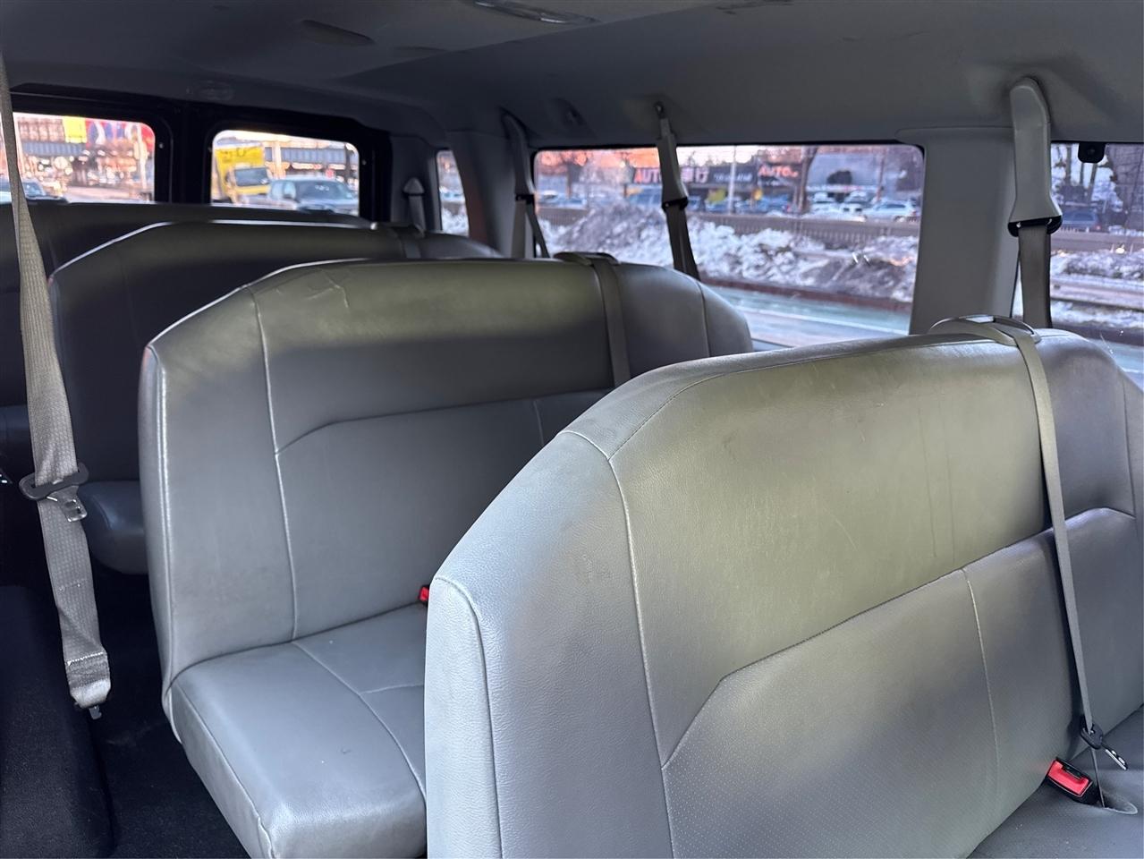 Ford Econoline Wagon E-350 Super Duty Ext XL 2010