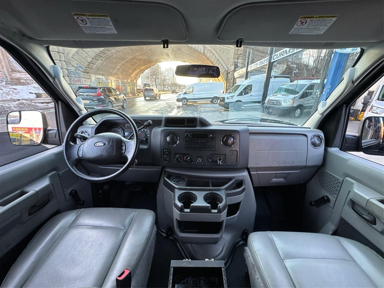 Ford Econoline Wagon E-350 Super Duty Ext XL 2010