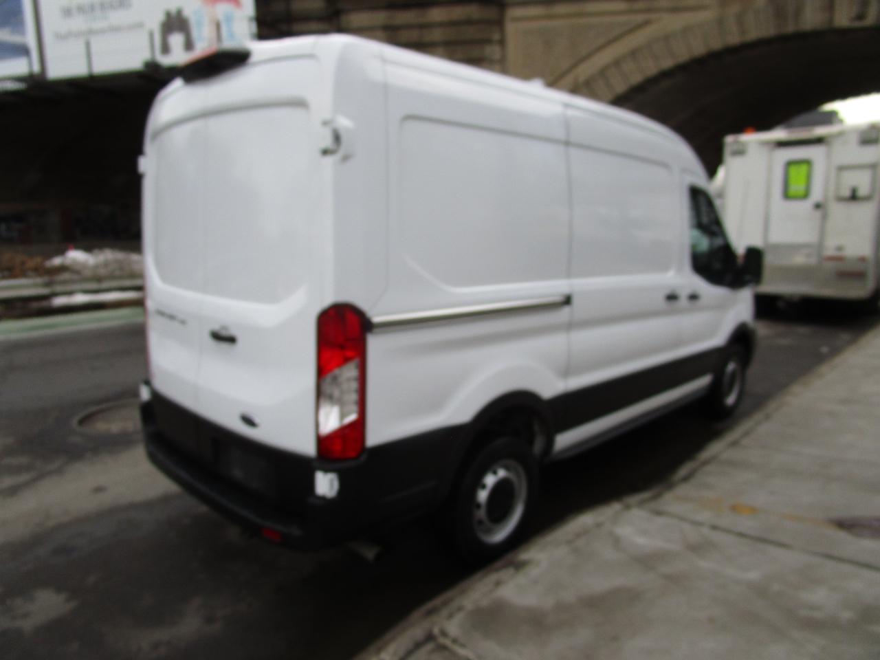 Ford Transit Cargo Van T-250 130" Med Rf 9070 GVWR RWD 2023
