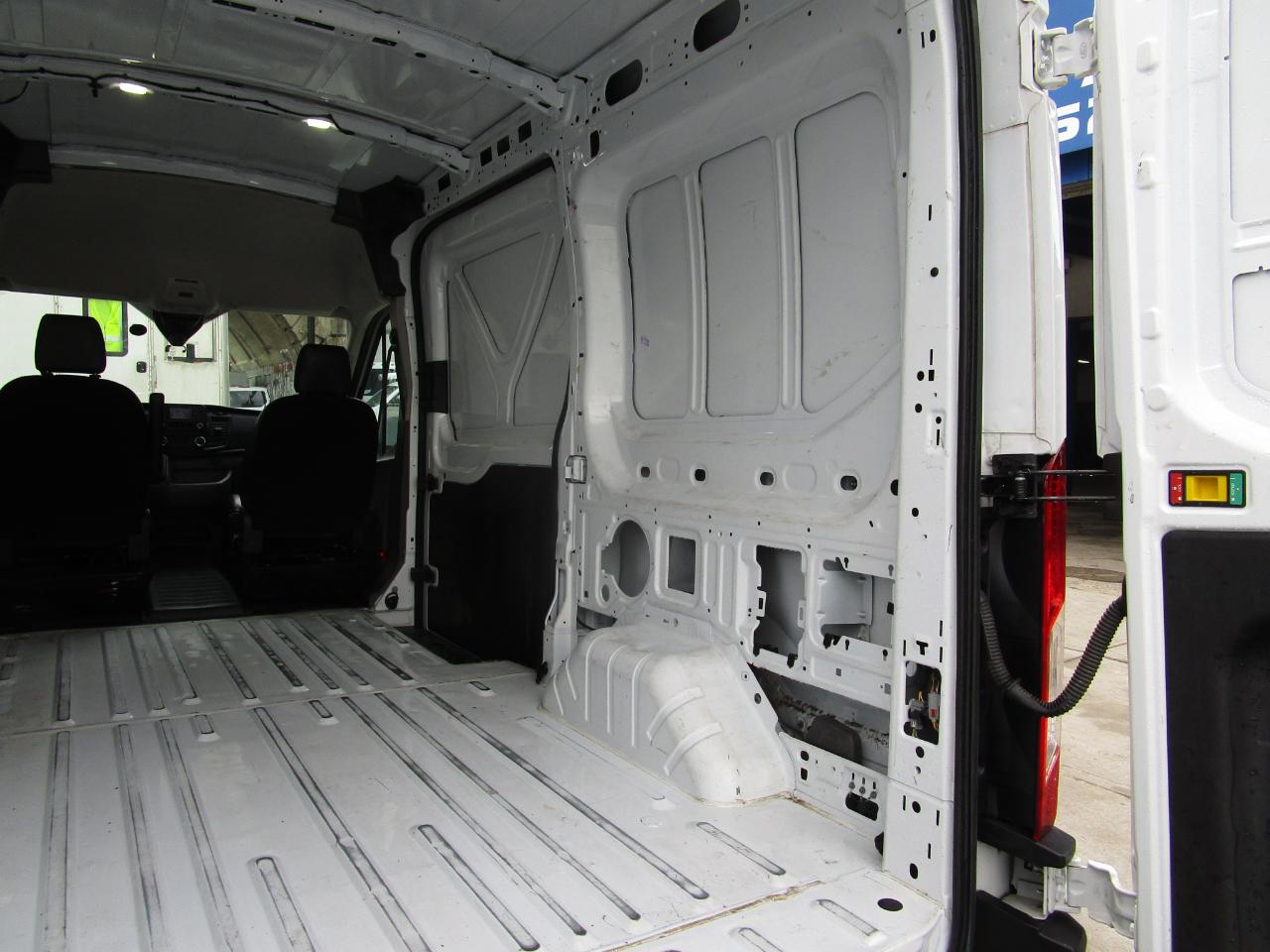 Ford Transit Cargo Van T-250 130" Med Rf 9070 GVWR RWD 2023