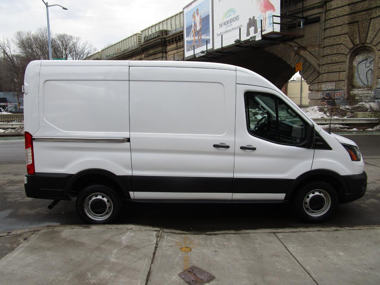 Ford Transit Cargo Van T-250 130" Med Rf 9070 GVWR RWD 2023