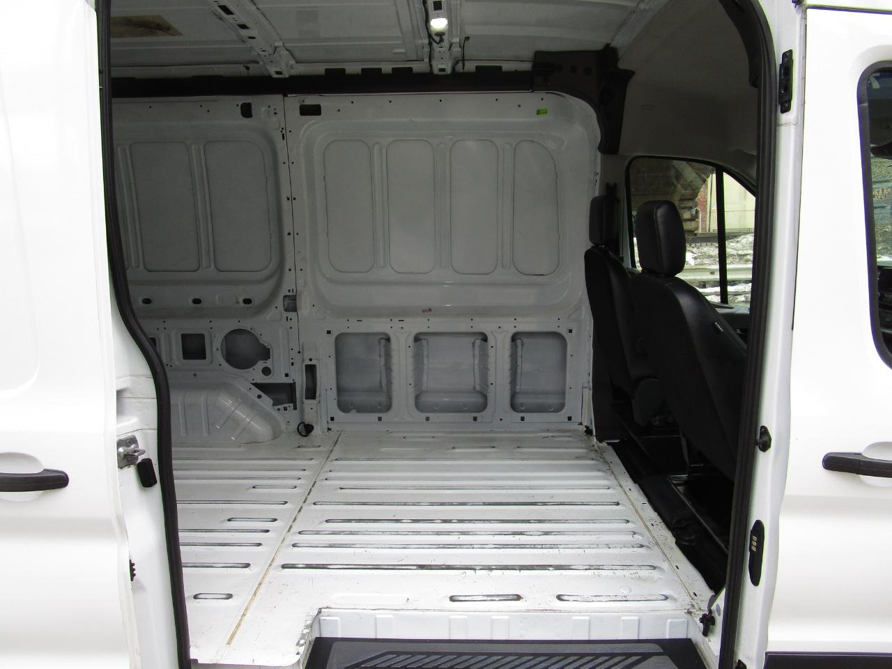 Ford Transit Cargo Van T-250 130" Med Rf 9070 GVWR RWD 2023