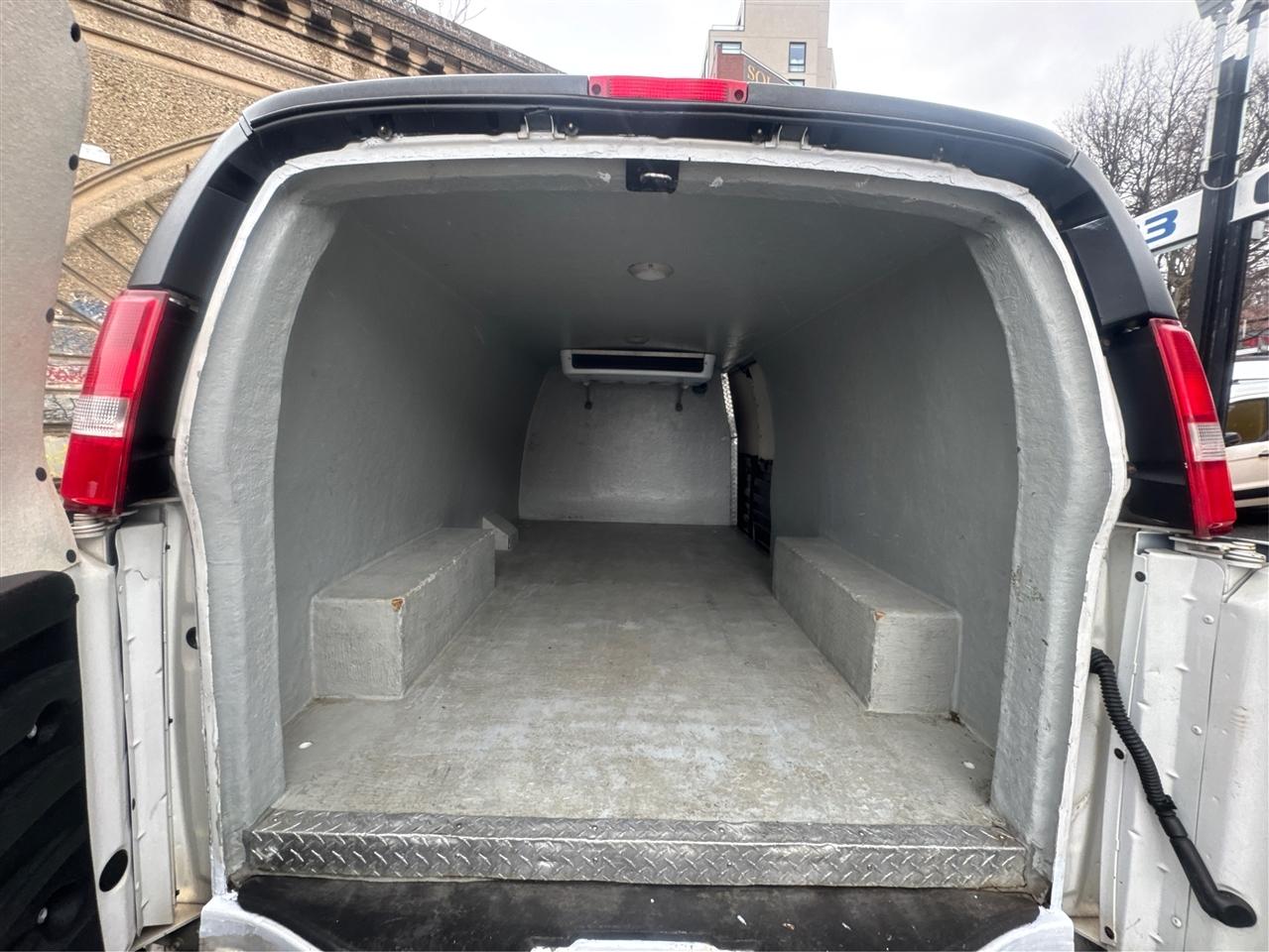 GMC Savana Cargo Van RWD 3500 155" 2017