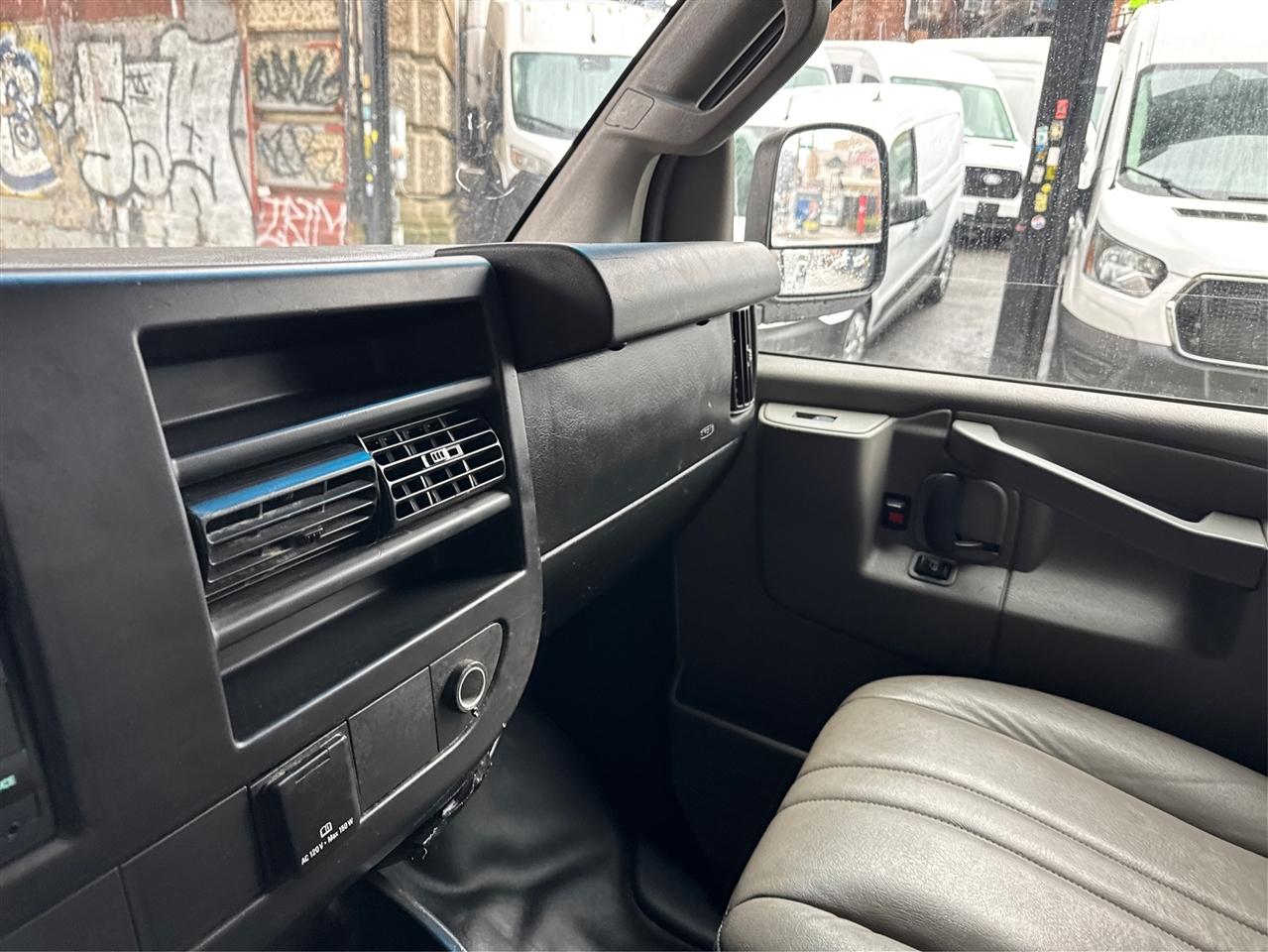 GMC Savana Cargo Van RWD 3500 155" 2017