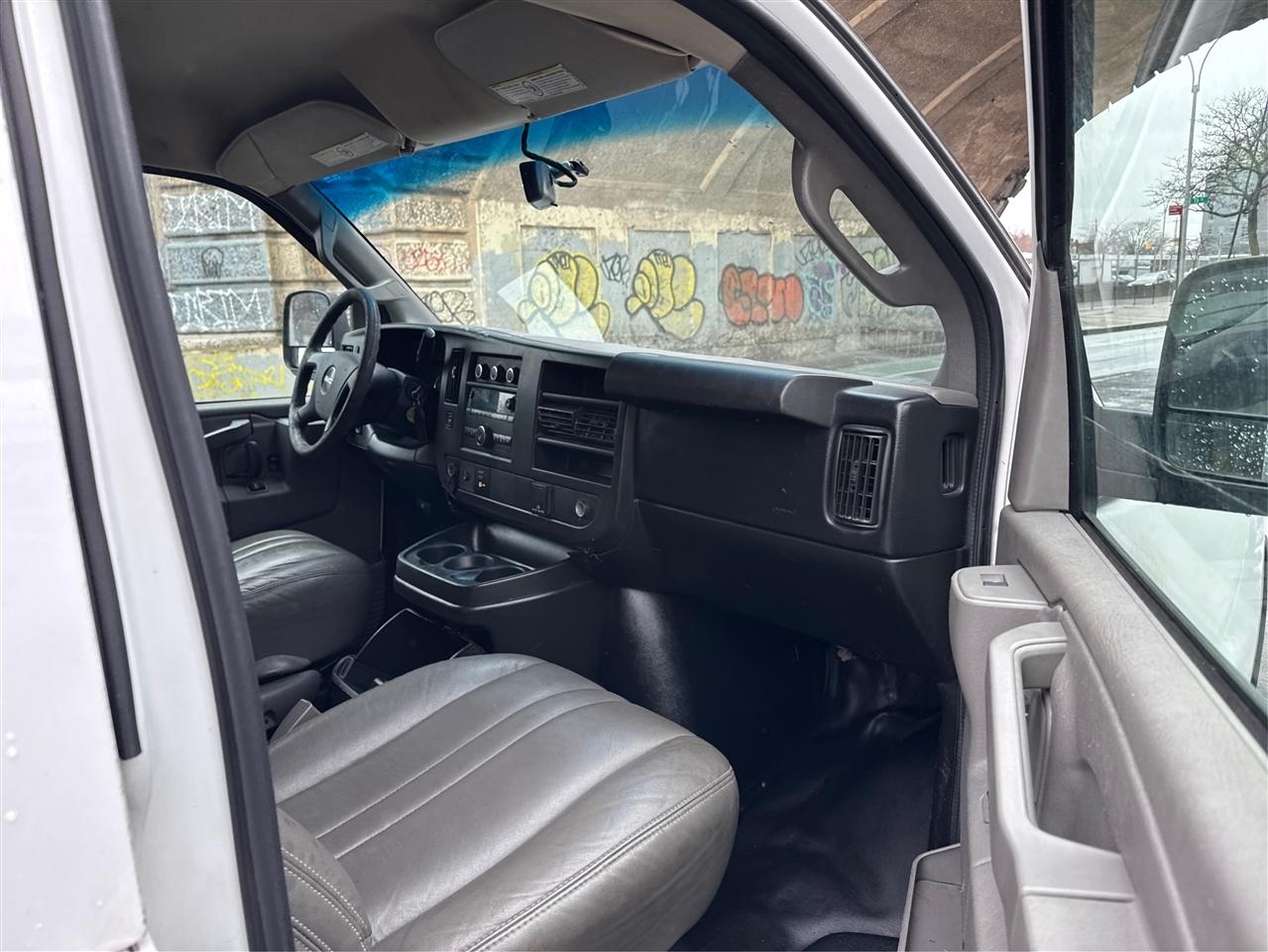 GMC Savana Cargo Van RWD 3500 155" 2017